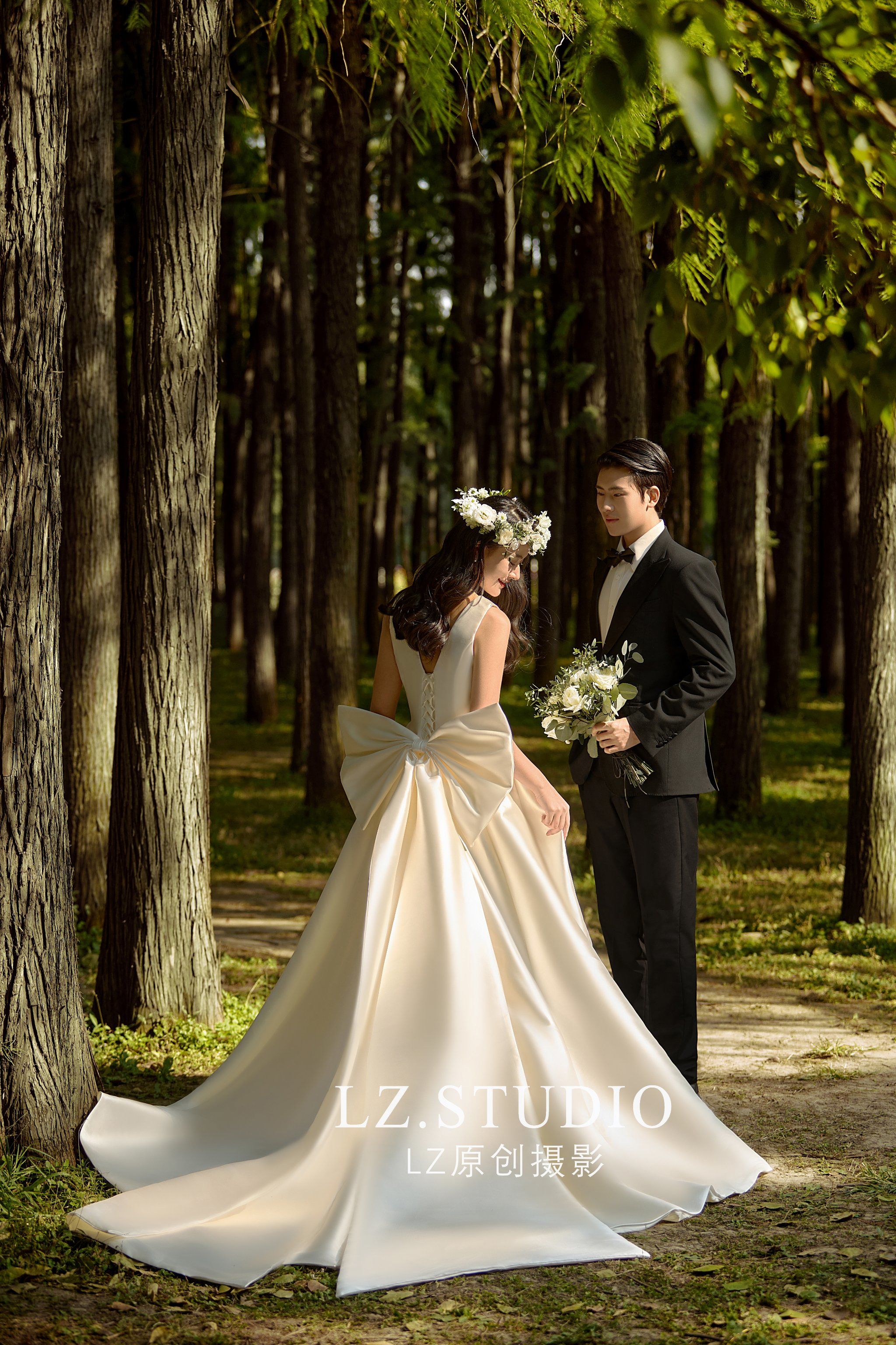 n白色婚纱在森林中与清新绿意相映成趣🌱
营造出心动与爱的贸境