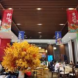 店面装修别致有特色。看点评里评价都是给北京人吃的，好吧…