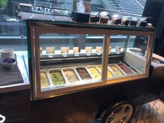 面包甜点陈列柜-深圳四季酒店·馥自助餐厅