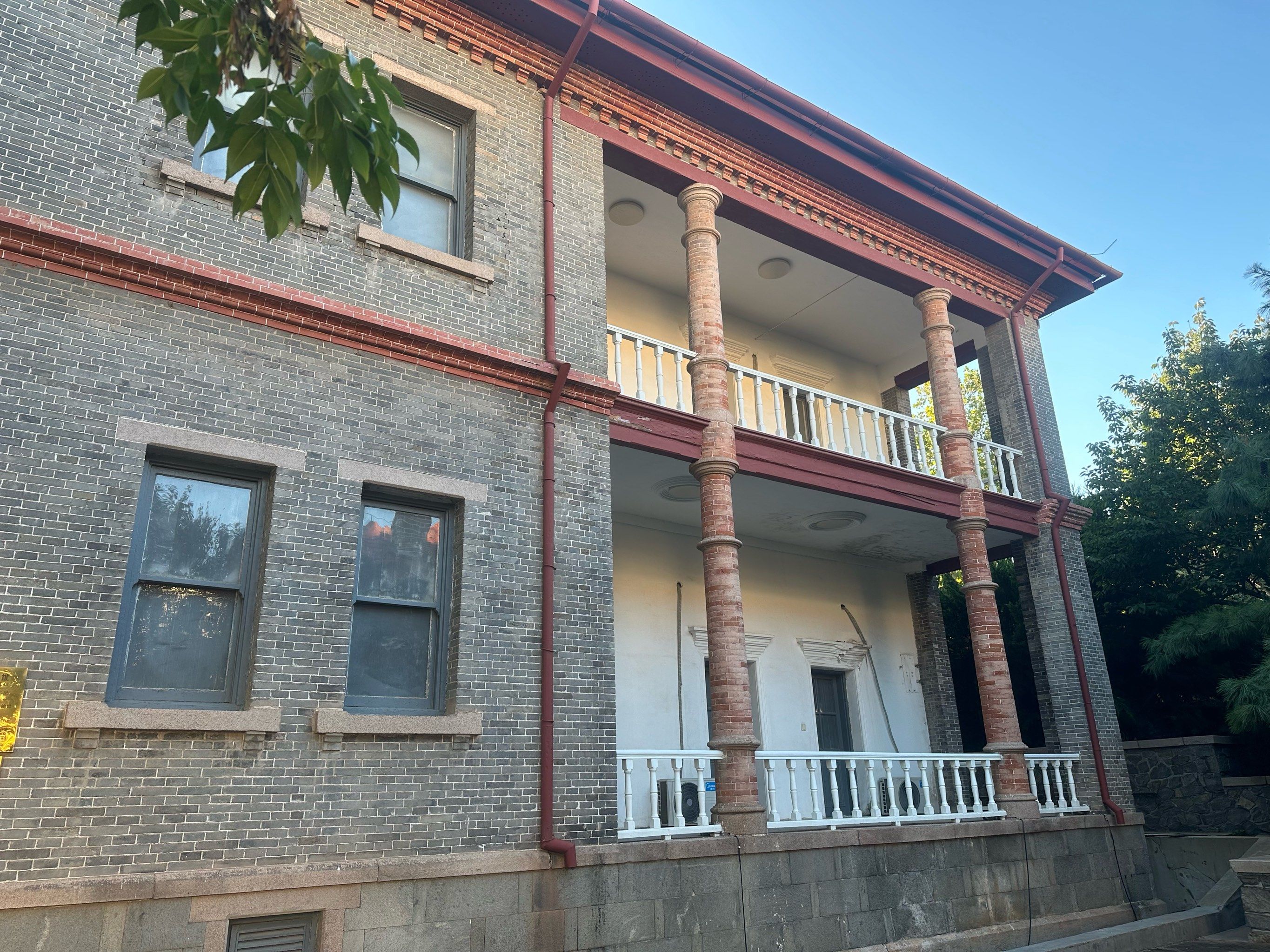 整个烟台山景区有两部分的美国领事馆旧址