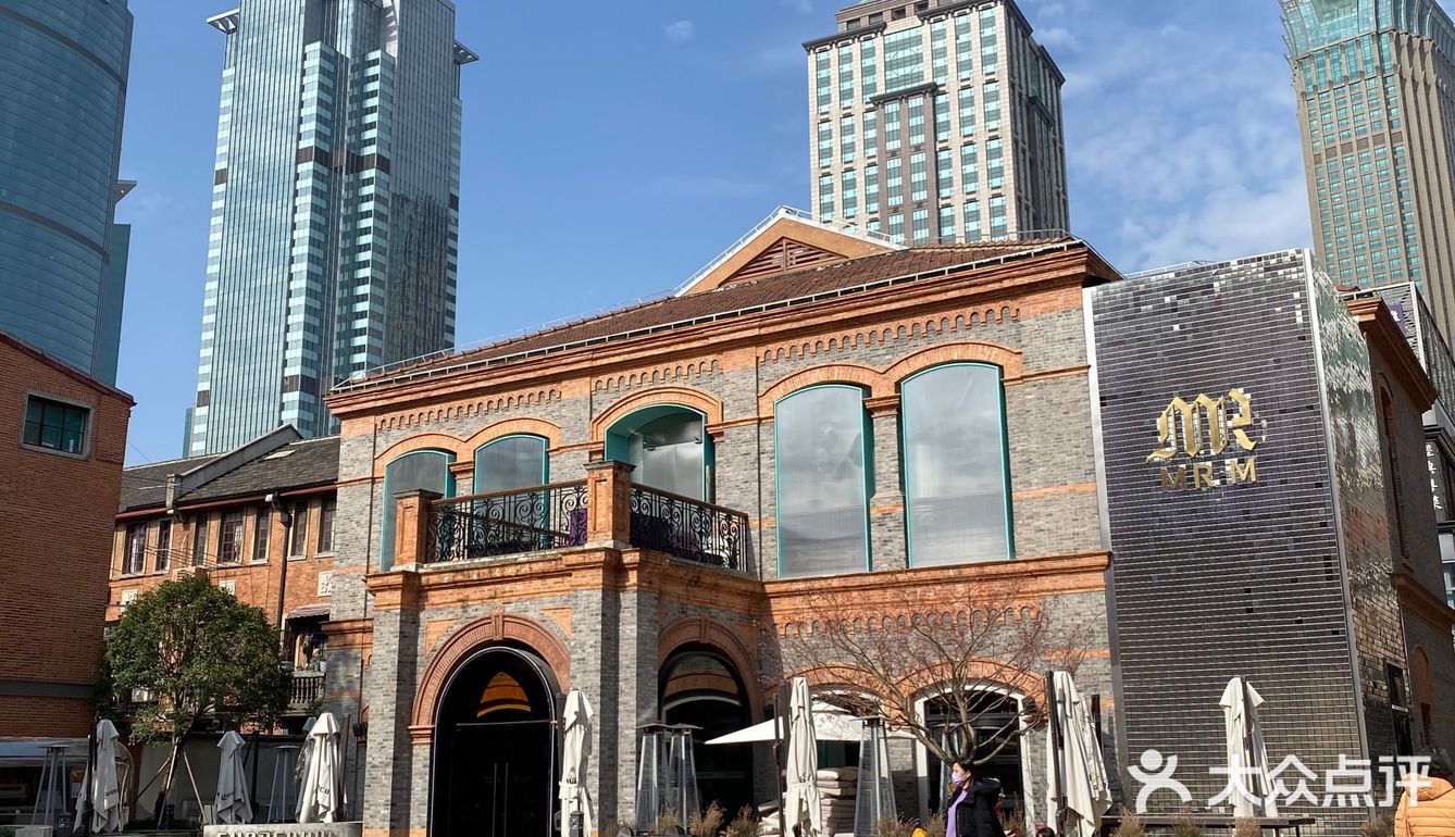 地铁12号线南京西路站出来就是