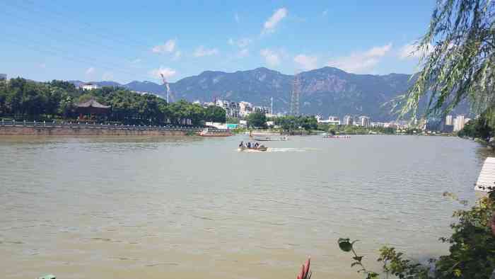 亚峰公园-"下雨天的公园别有一番景象,虽然人迹稀少,.