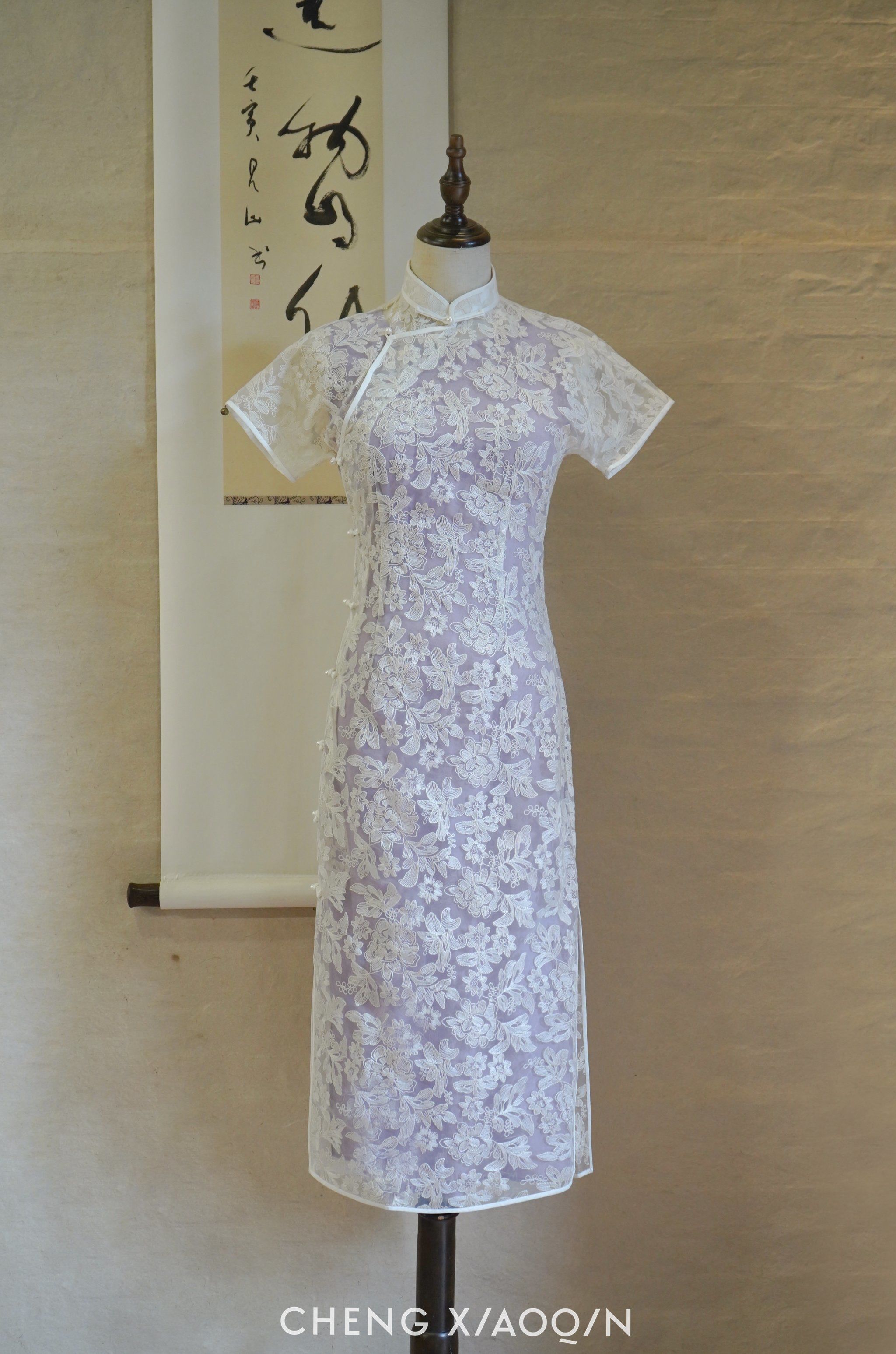 🌼淡紫色温柔旗袍
淡紫刺绣蕾丝旗袍
精致花纹镂空细节
透露