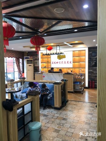 每次去都得倒腾2次车，店员的热情程度也还不错