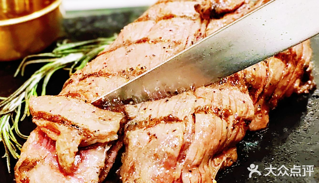 姐妹情[爱心]在红酒与牛排之间