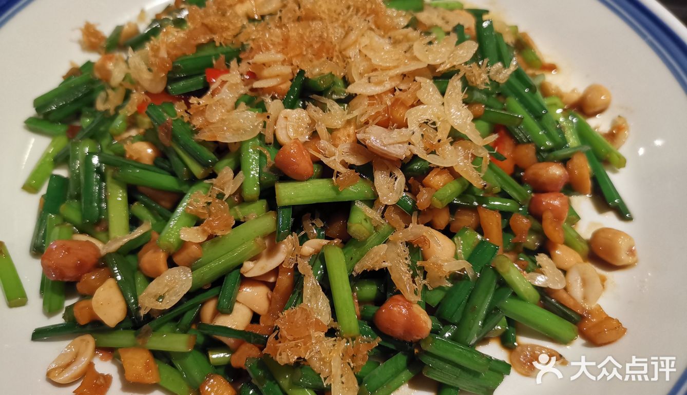 韭菜虾米很香，配点萝卜干，很爽口。重点说鸡肉