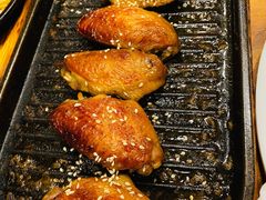 料理烤焦香翅中-老东镇啤酒屋海鲜加工·蒸汽海鲜·海鲜烧烤(台东店)