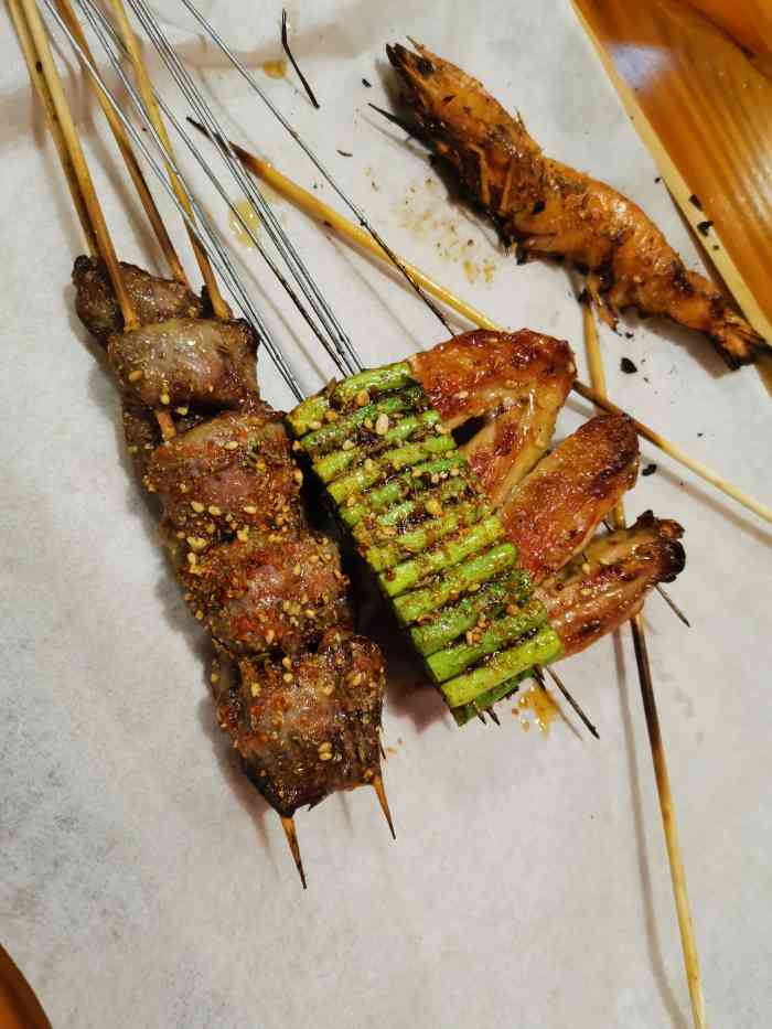 老铁烧烤(中山北路店)-"[薄荷]环境:地址在西藏北路出来,右手.