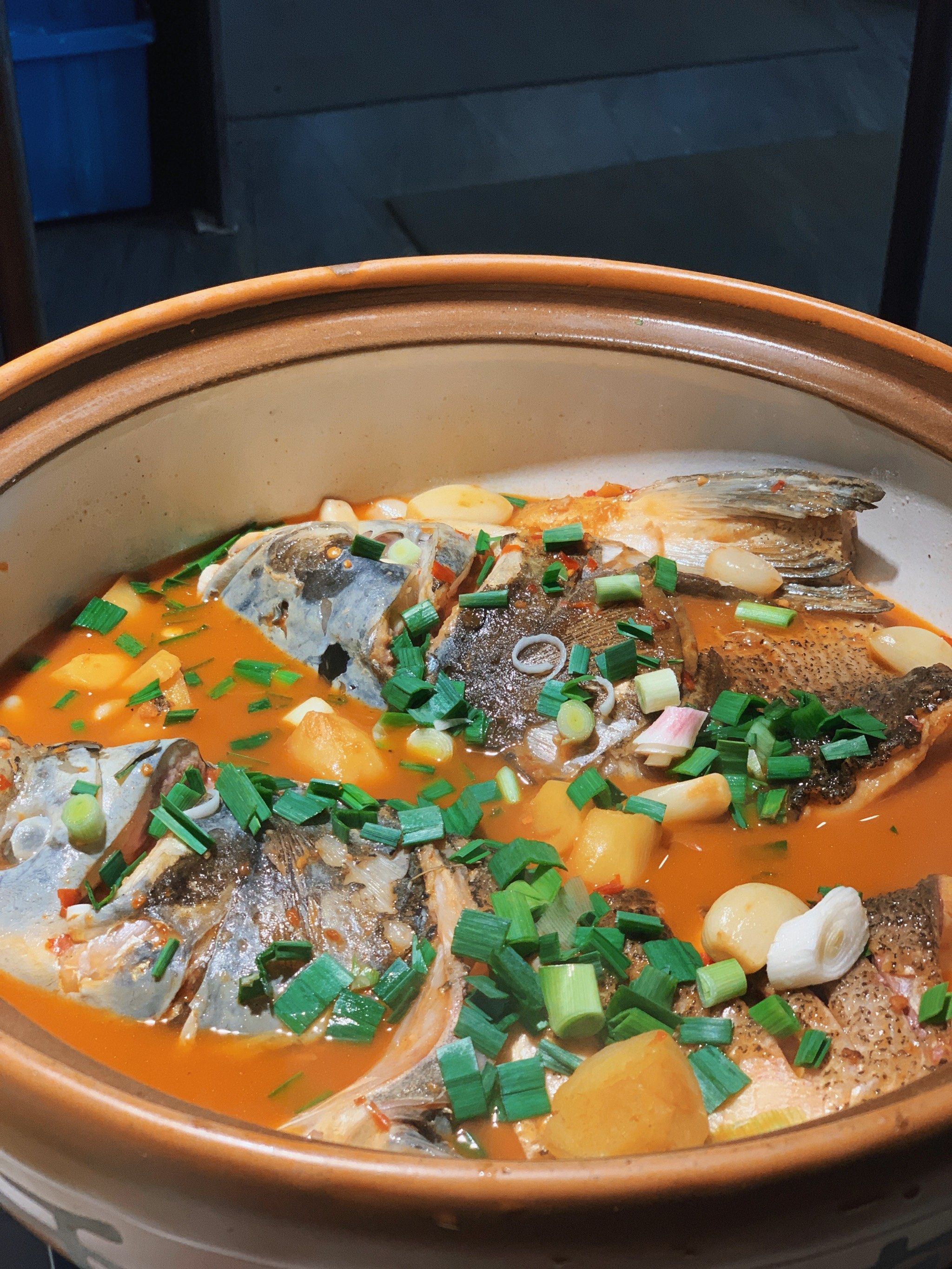 冬天里来一锅"咕咚咕咚"的千岛湖鱼头煲真的是一大享受啊～🐟🍲