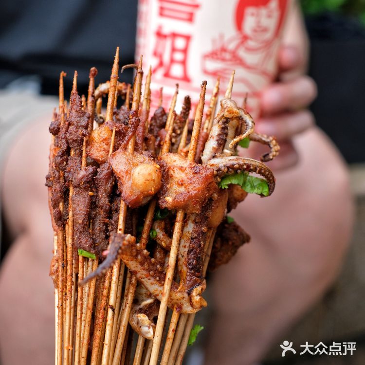 我在广场街边吃着炸串，这样吃的还不止我一个❗️