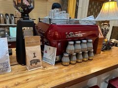 咖啡机后的咖啡师-阿什卡咖啡馆ESSCA COFFEE(塔里木石油宾馆店)