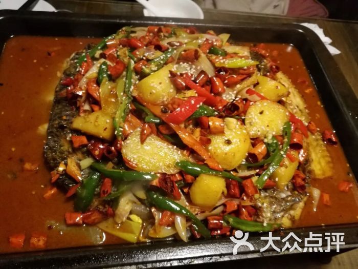 江边渔火烤鱼图片 - 第1张