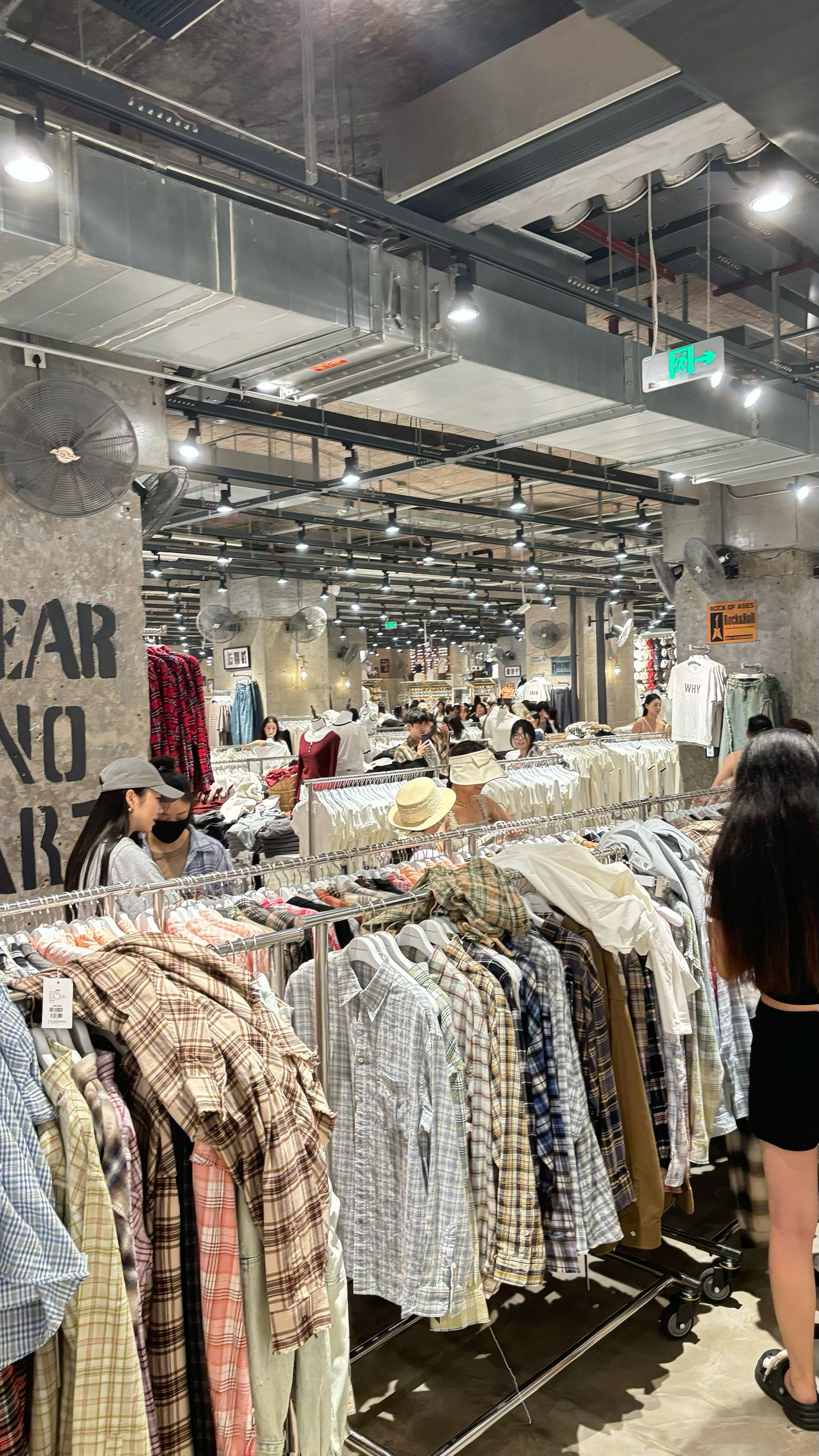 来逛潮流服饰店