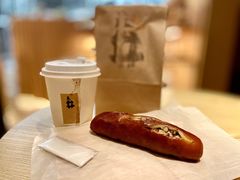 红豆碱水面包-天井·丑面包搭咖啡