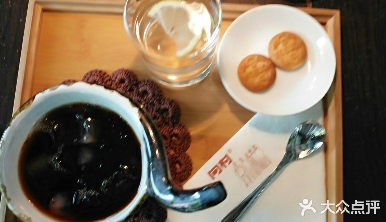 小孩子比较多，但是二楼和户外还是值得拥有一天的时光的