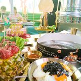 东莞烤肉卷出新高度，坐下等帅哥投喂啥感觉？