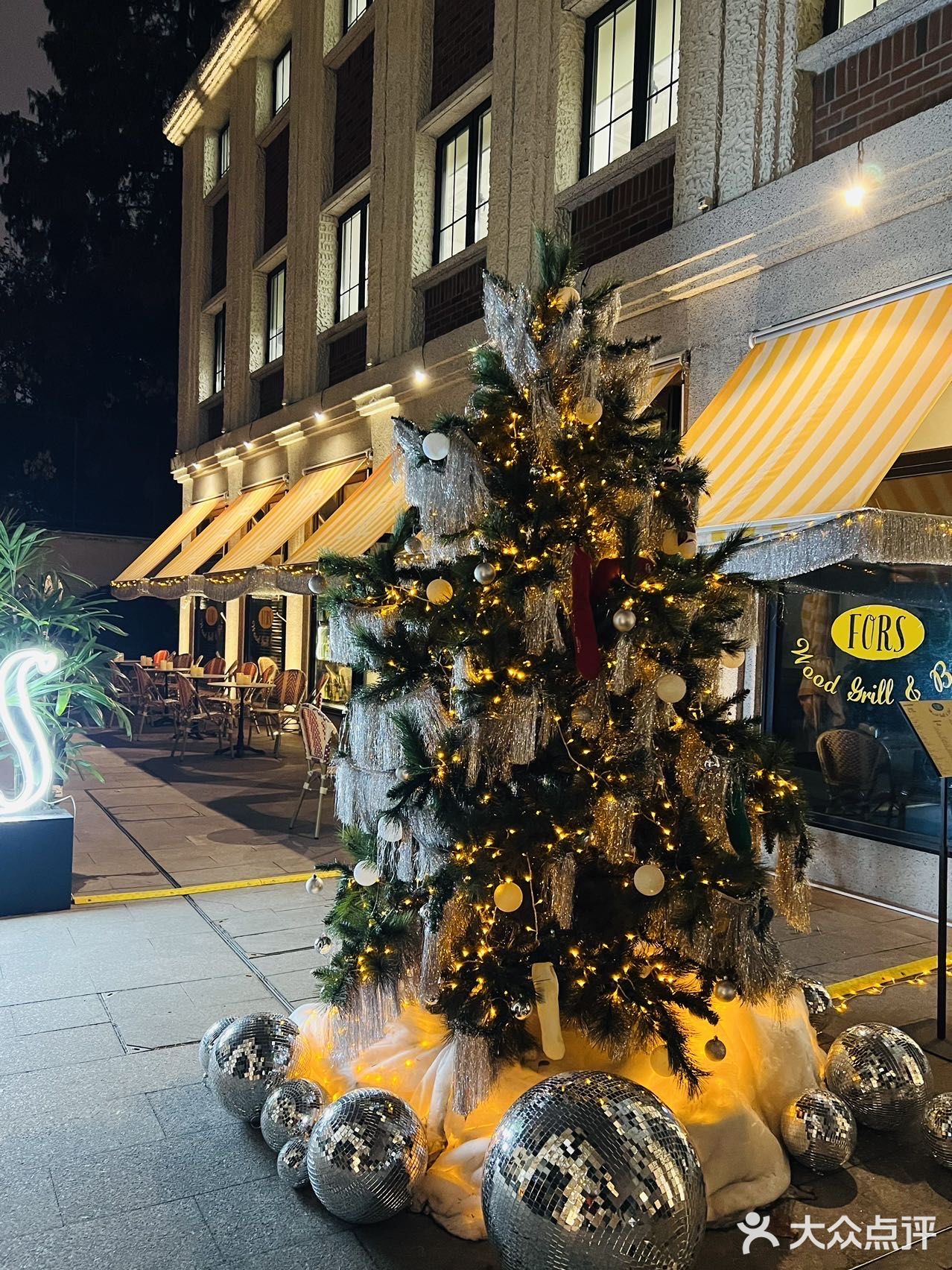 愚园路弄堂里必打卡的圣诞树🎄