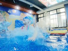 孩子上游泳课抓拍-贝贝鲸亲子游泳俱乐部(富城商楼店)