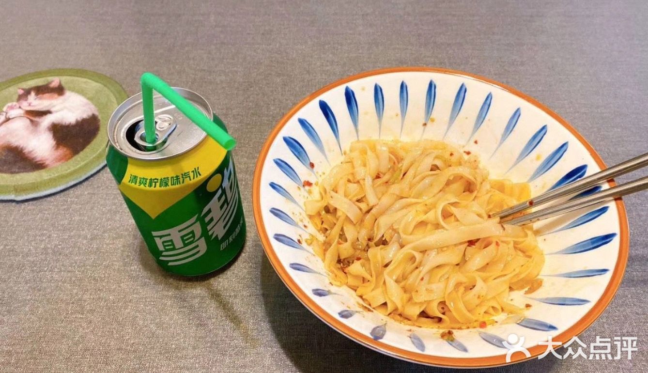吃一口唇齿生香。梅台巷手工米粉一直坚持这个搭配