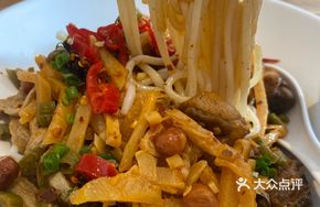 Spicy Chicken Noodles with Braised Sauce