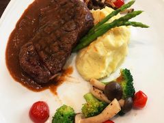 -Chom Cafe and Restaurant