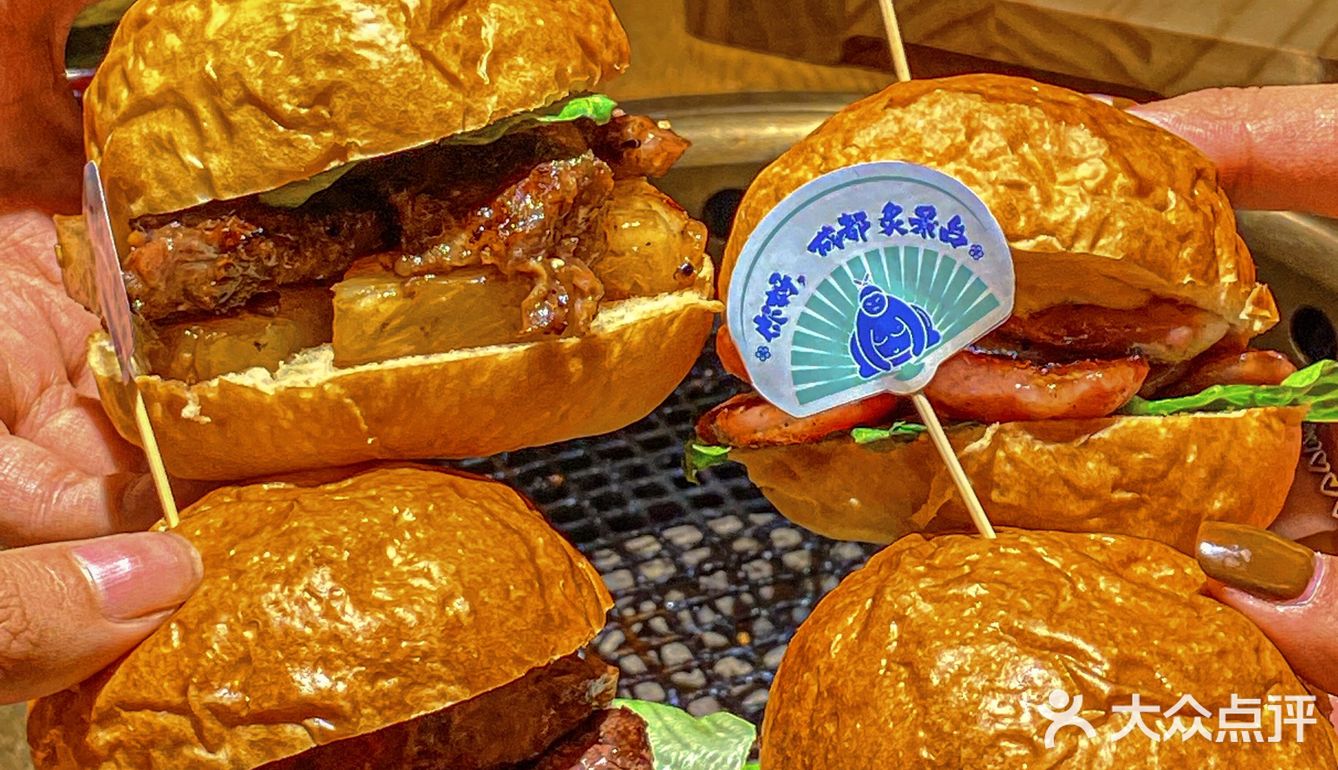 心中的深夜食堂模样 烤肉配小汉堡太绝🍔