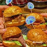 心中的深夜食堂模样 烤肉配小汉堡太绝🍔