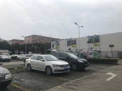 -迪卡侬运动专业超市-停车场