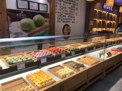 面包甜点陈列柜-南宋胡记(杭州河坊街店)