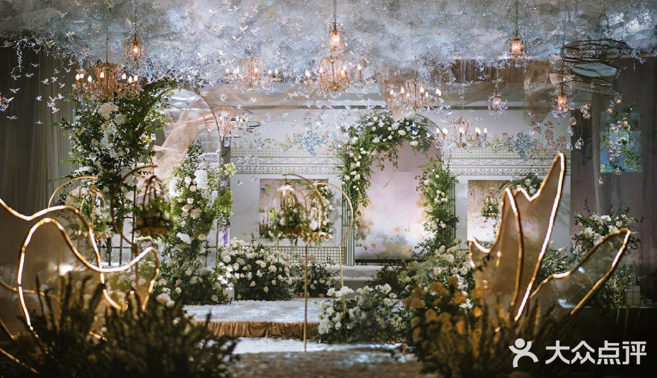 舞台的吊顶用了鱼片纱，与森系婚礼吻合