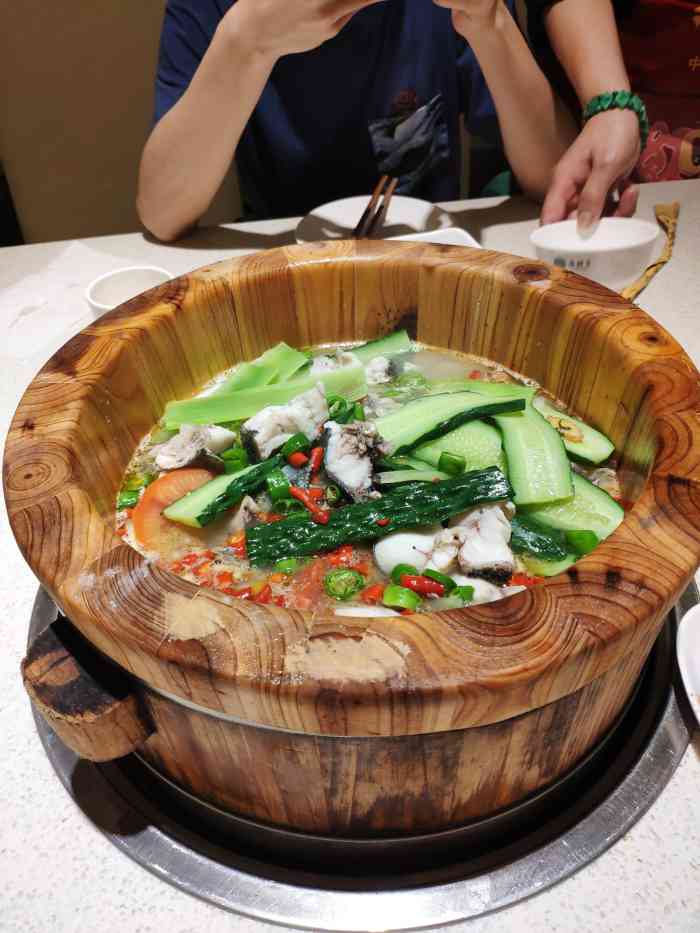 渔猫子木桶鱼-"翻手机相册才想起上次和父母一起吃的特色木.