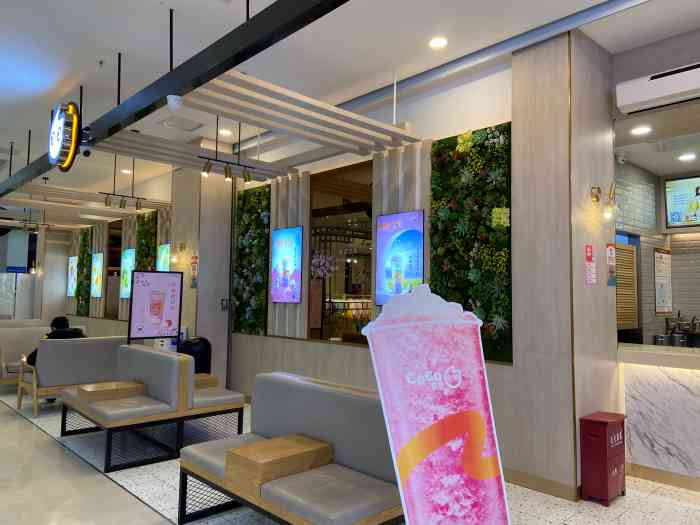 这一家在新添寨的永辉超市这个商场环境很干净空调也很足今天来正好