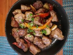 橄榄油蒜香黑椒牛肉粒配慢烤甜椒-帕歌西班牙餐厅paco tapas