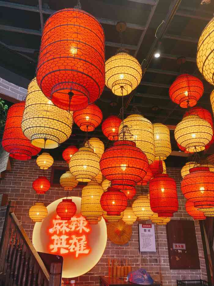 约好同事一起去试一试麻烦英雄挺多人很热闹的感觉装