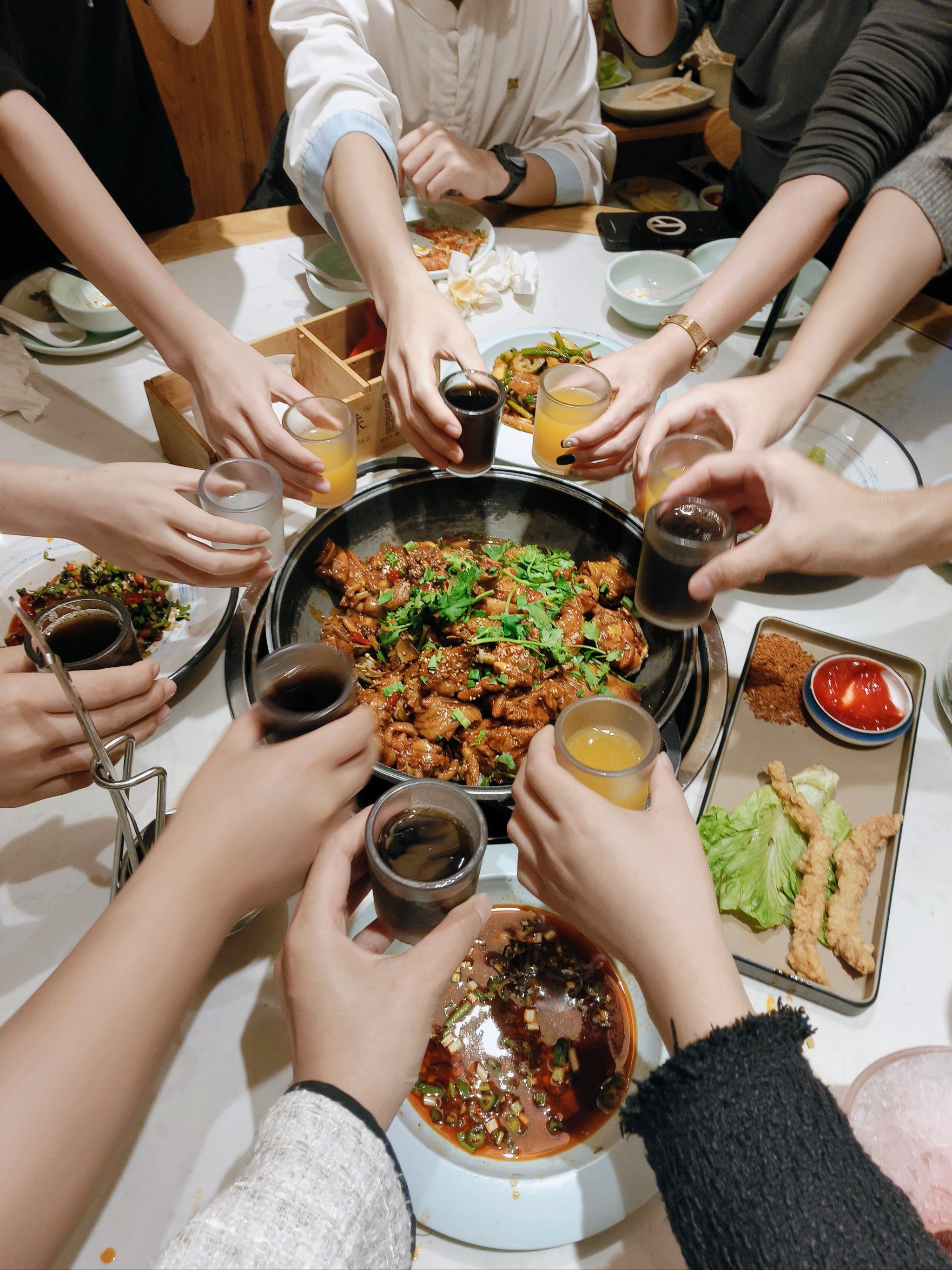 大家聚餐其乐融融