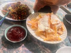 乳扇片蘸草莓酱-浩海火燒雲傣家菜(芮欧百货店)