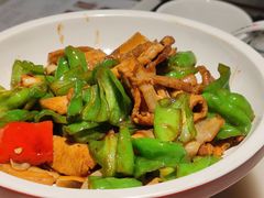 辣椒小炒肉-吴越荣记苏州菜·松鼠桂鱼 100% 活鱼现做(月光码头店)