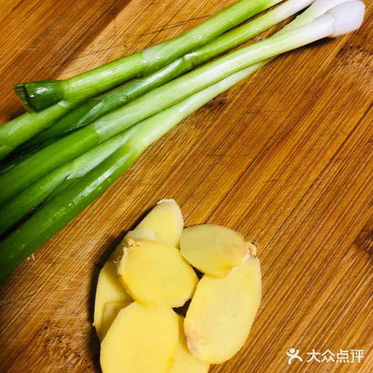 香菇冬瓜排骨肉骨茶  食材：排骨500克、干香菇10