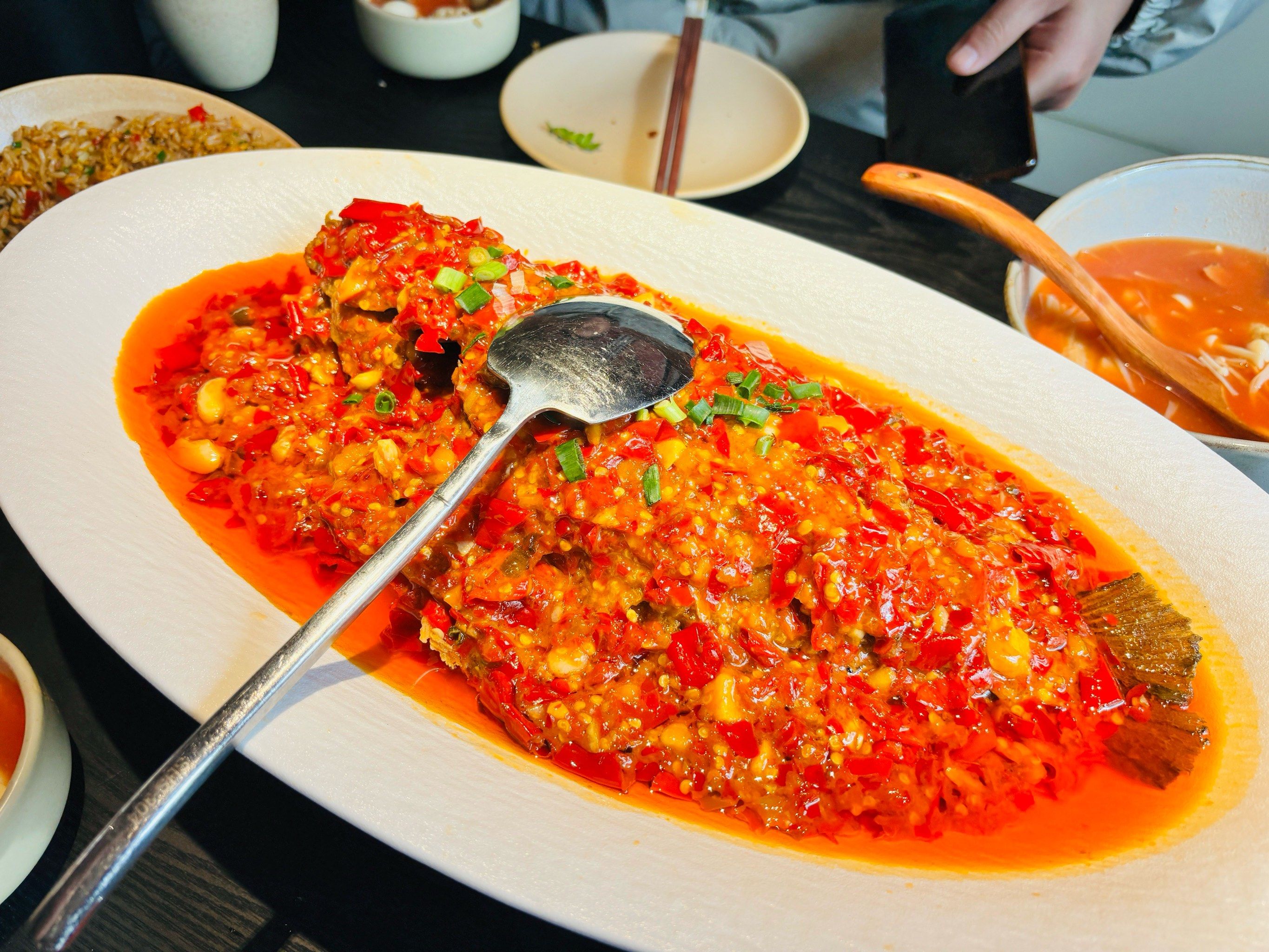 n
🐟安顺糟辣鱼外皮焦香,再浇上浓郁的糟辣酱汁,糟辣的酸蓝味