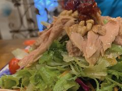 金枪鱼沙拉-老东镇啤酒屋海鲜加工·蒸汽海鲜·海鲜烧烤(台东店)