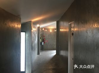 这家民宿在古城内。一个本地居民的小巷子里。巷子干净的
