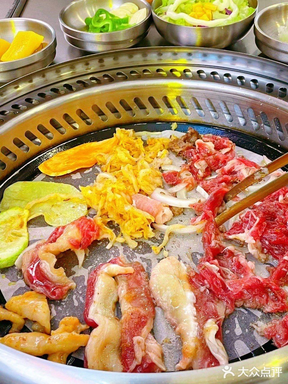 超好吃的果木碳火烤肉🥩，里头坐