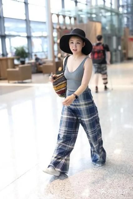 本来就162的身高,让她看起上去不光显矮