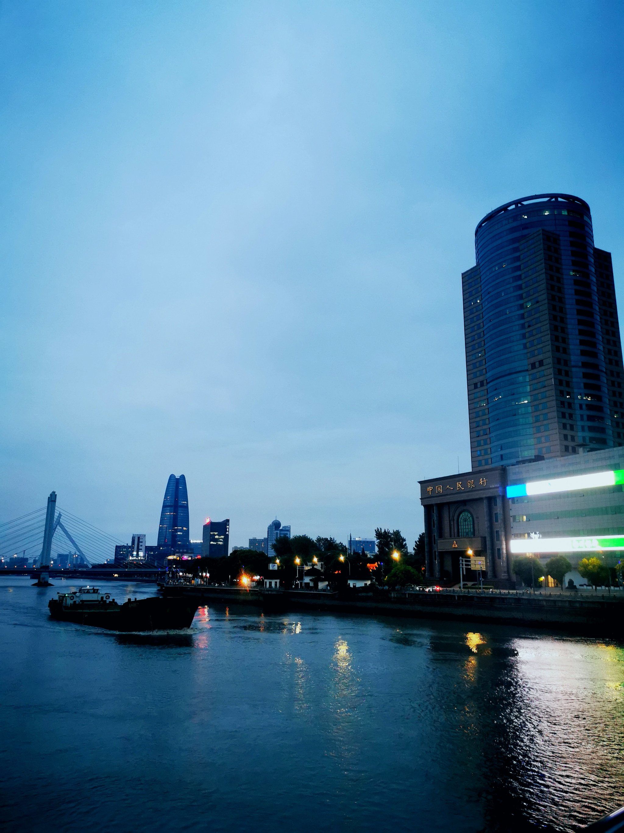 夜游宁波三江口,灯火辉煌映江水