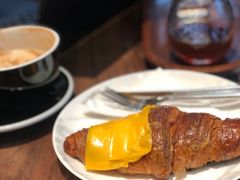 罗勒芝士牛角包-DECAMERON十日谈(卓悦汇店)