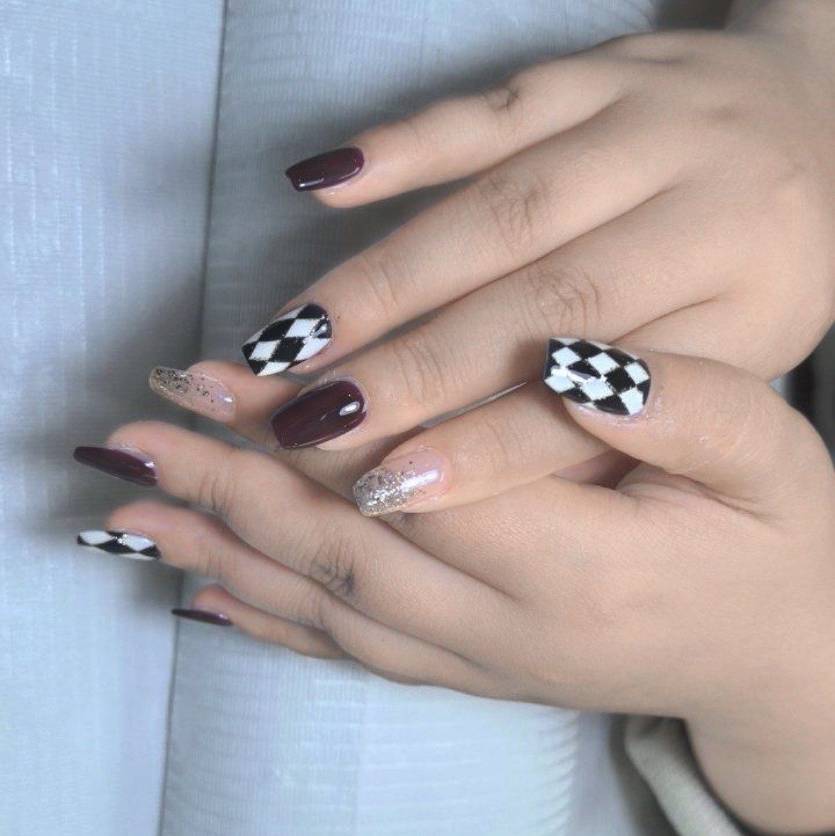 这是美甲师画的菱形格美甲哦,画的,画的