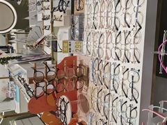 -目上眼镜·蔡司依视路授权(青浦宝龙店)