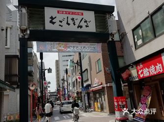 里面的二手衣服或用品大多跟新的没什么差别