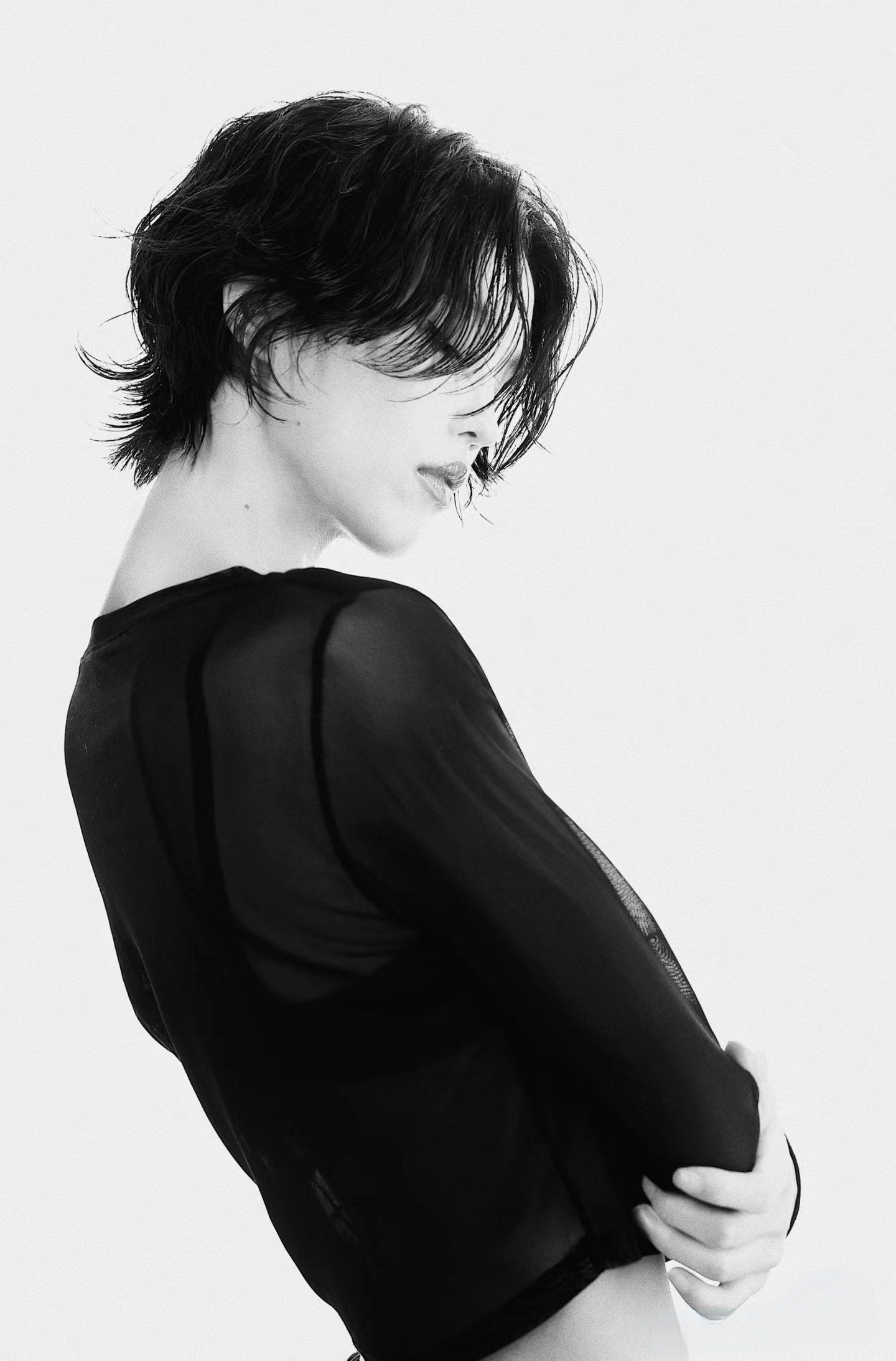 剪影下的女性轮廓