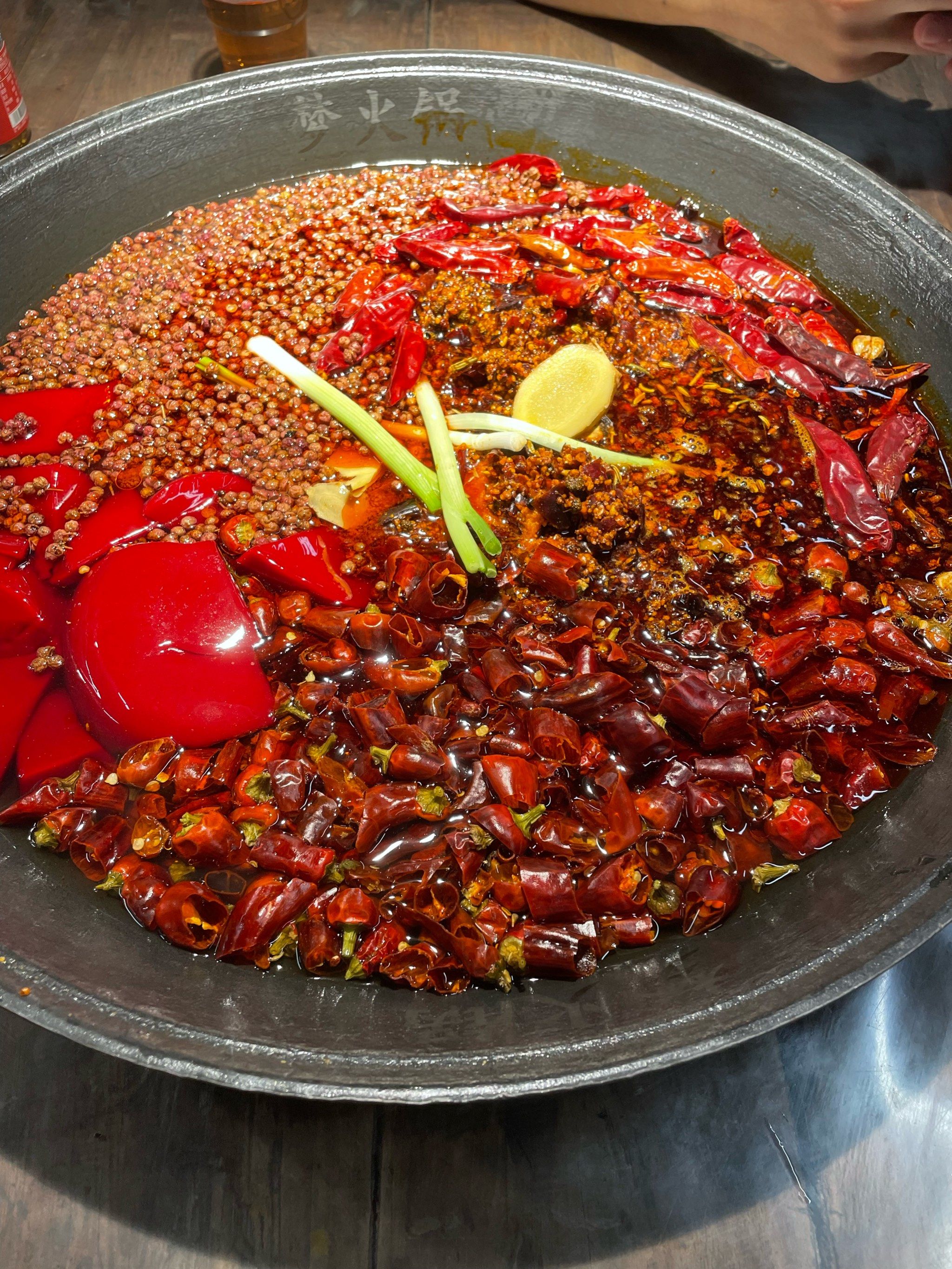 今天尝鲜火锅,辣到飞起!